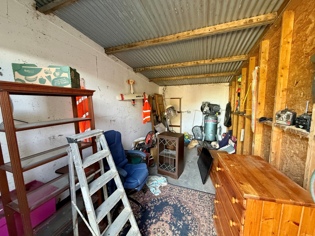 Lot: 103 - GRANARY AND OUTBUILDINGS ON APPROX 14 ACRES WITH FENCED PADDOCKS IN RURAL LOCATION - Store two